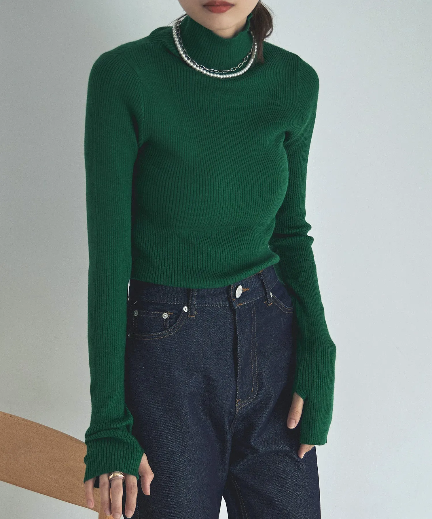 Finger hole high-neck rib knit