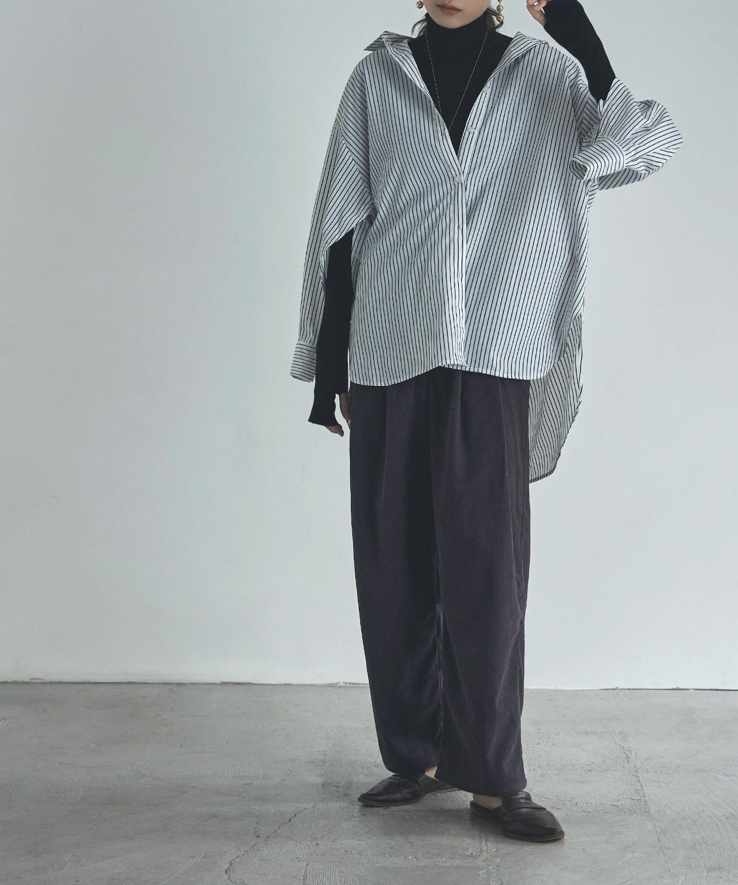Finger hole high-neck rib knit