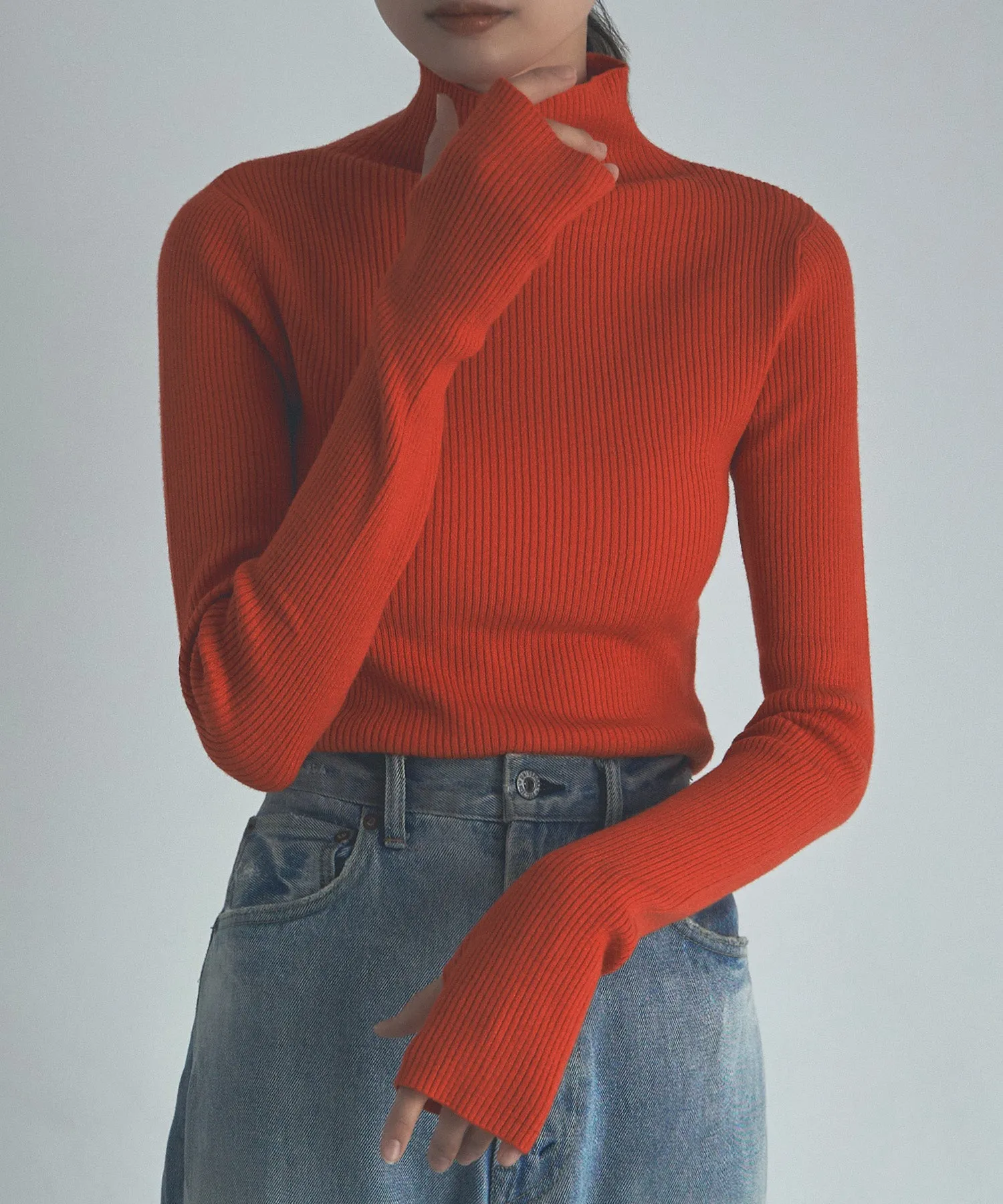 Finger hole high-neck rib knit