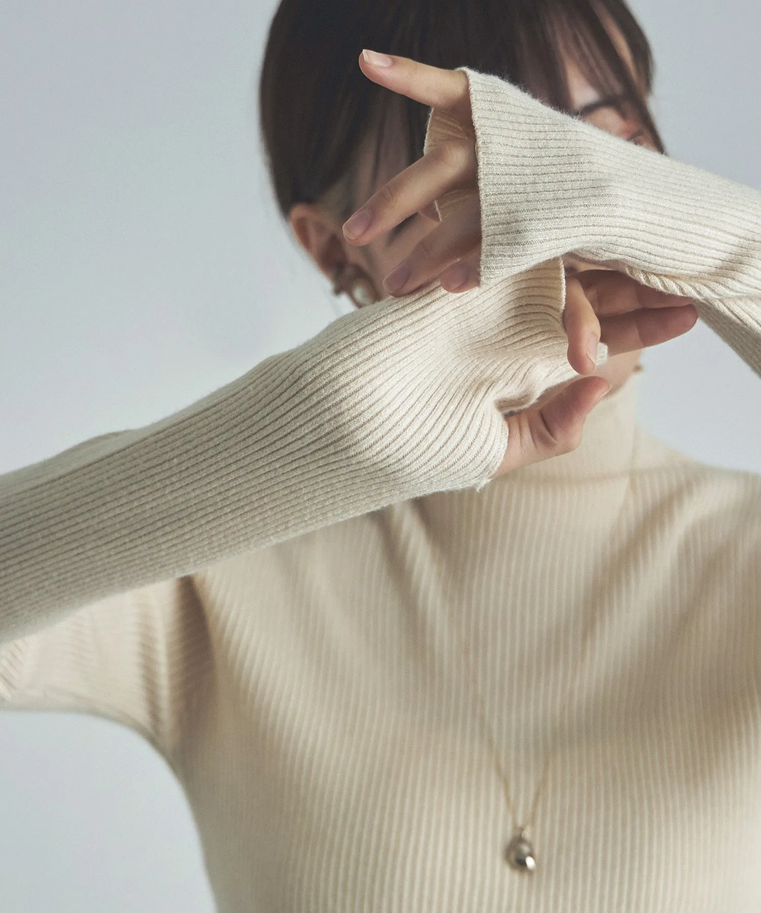 Finger hole high-neck rib knit