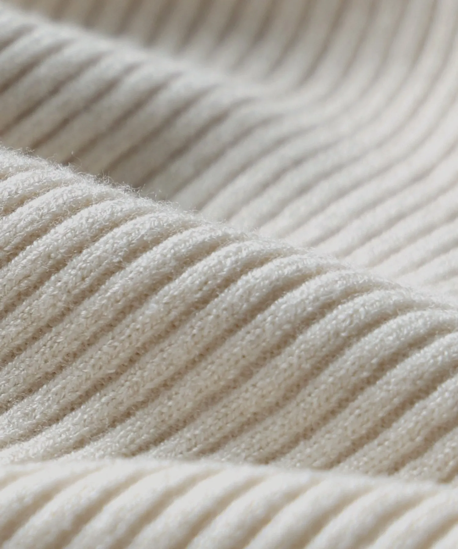 Finger hole high-neck rib knit