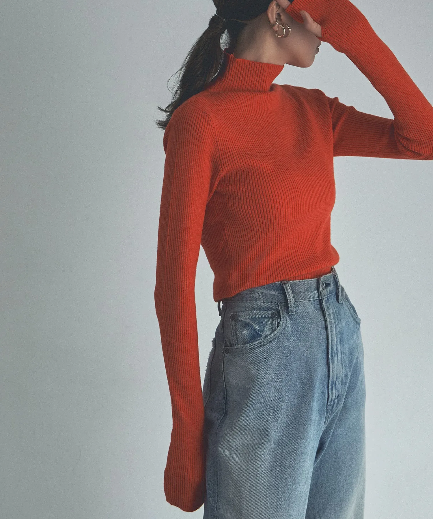 Finger hole high-neck rib knit