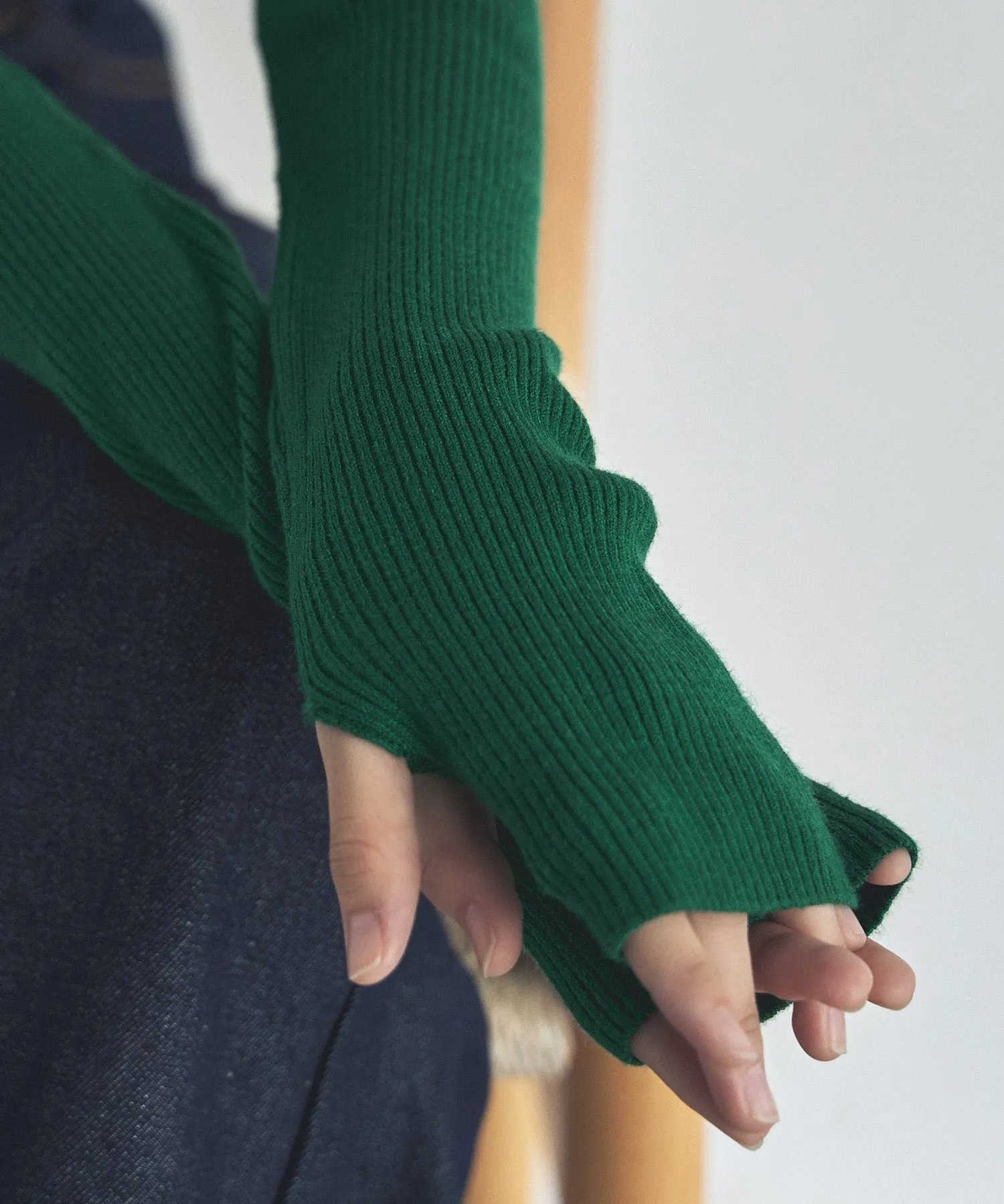 Finger hole high-neck rib knit