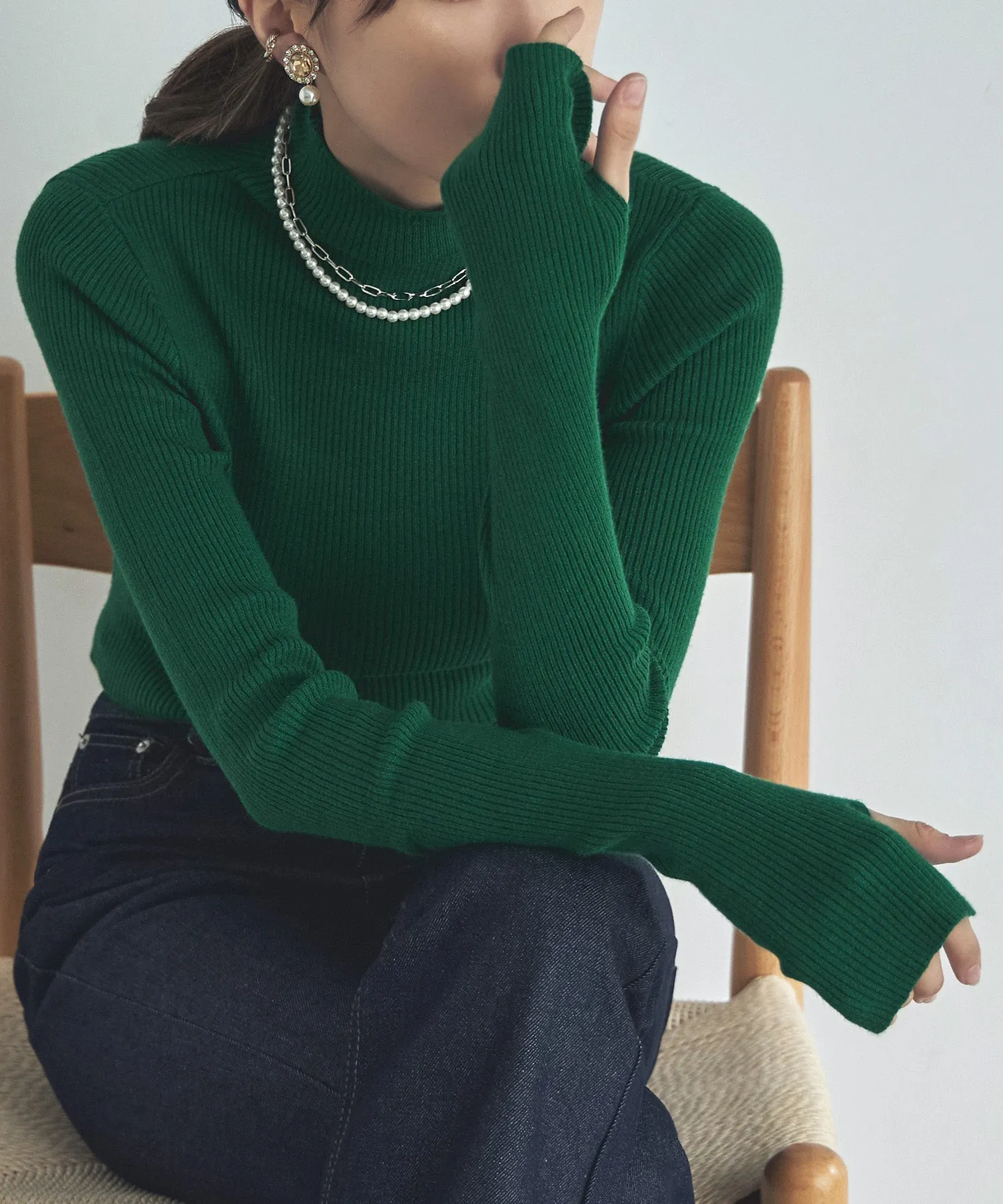 Finger hole high-neck rib knit