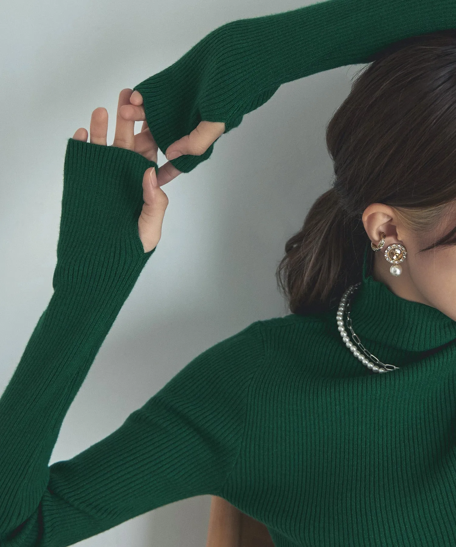 Finger hole high-neck rib knit