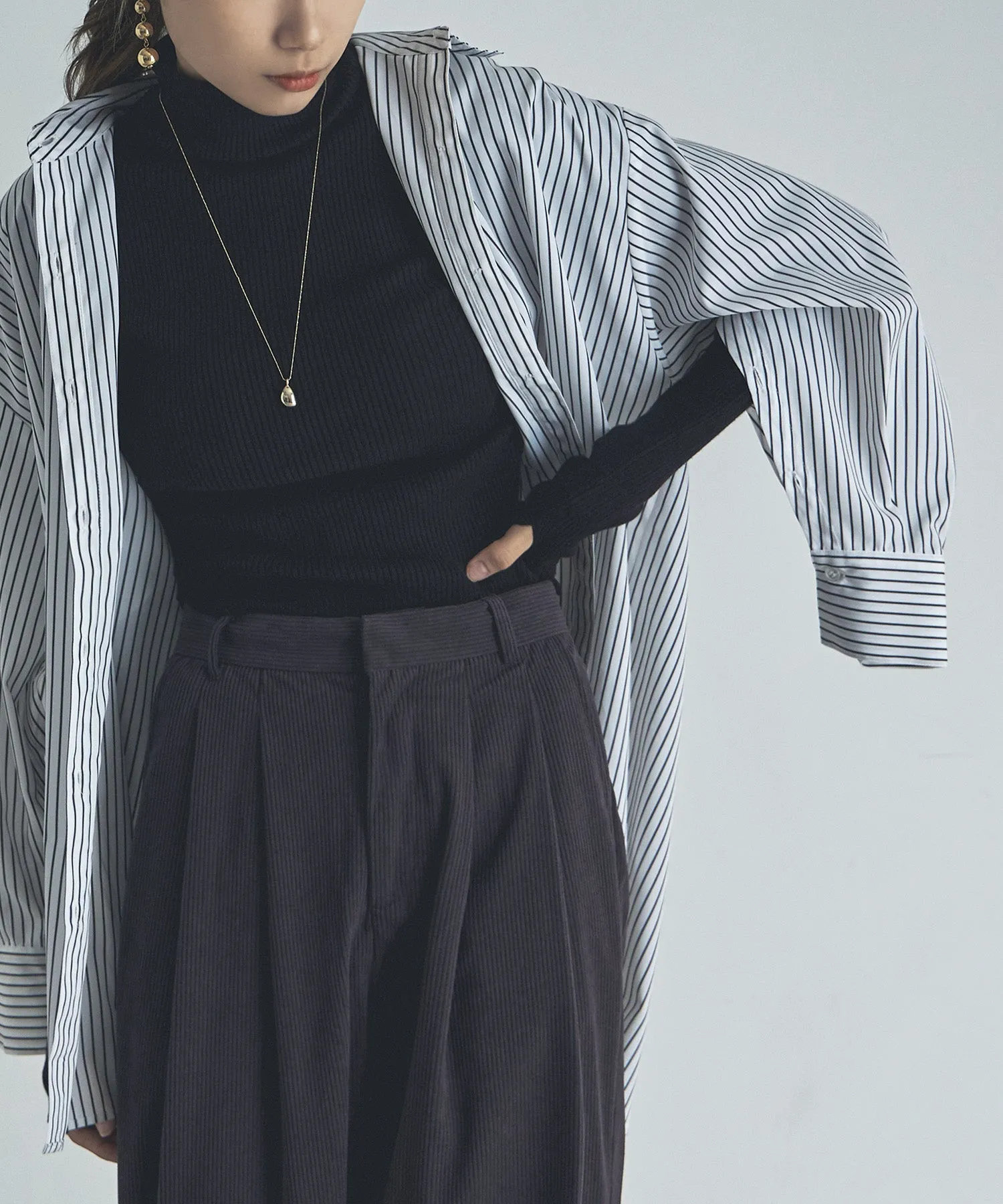 Finger hole high-neck rib knit