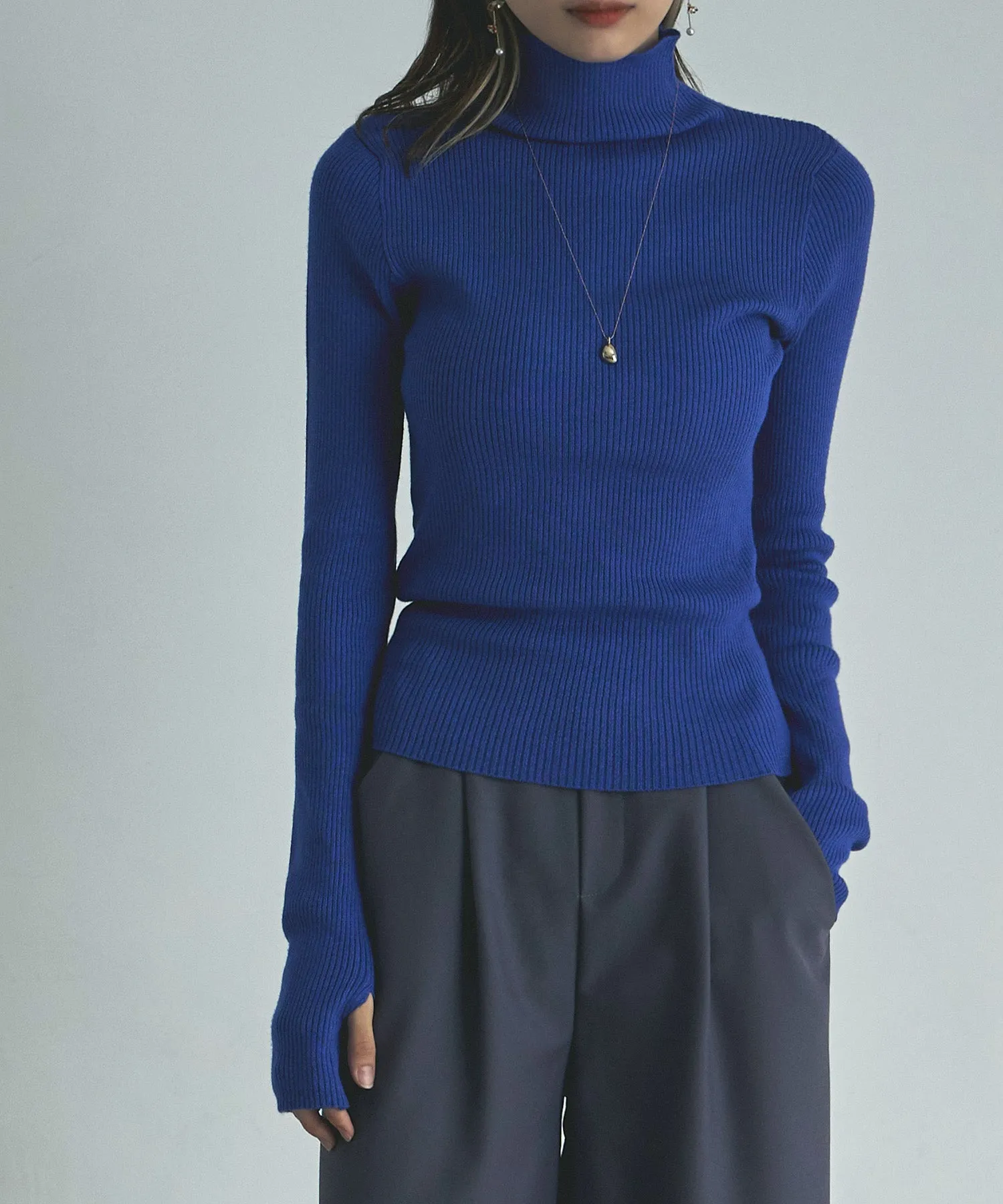 Finger hole high-neck rib knit