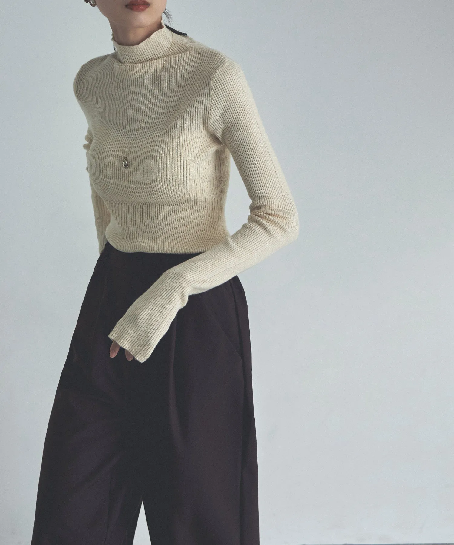 Finger hole high-neck rib knit