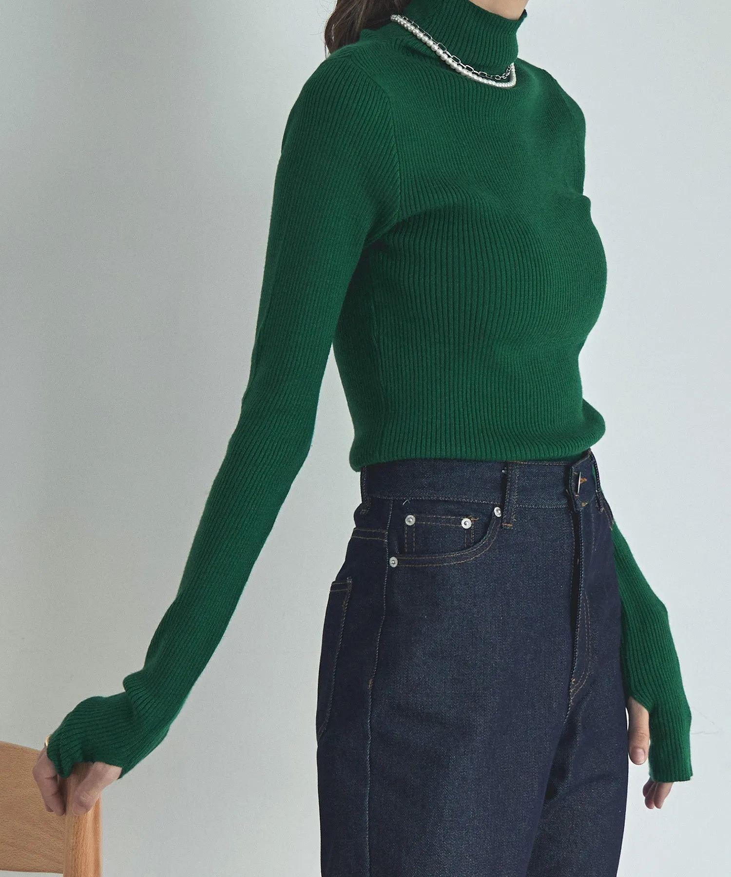 Finger hole high-neck rib knit
