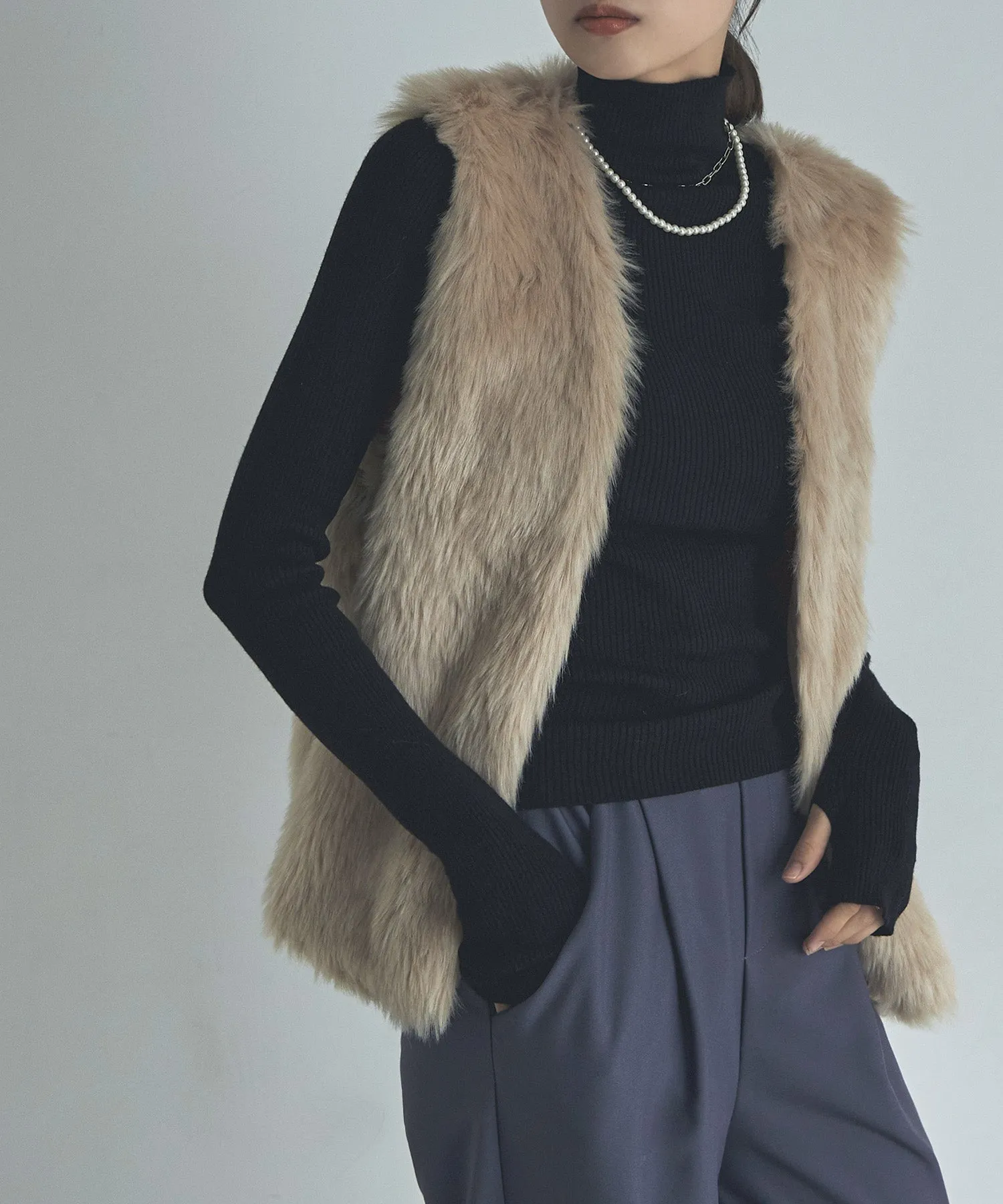 Finger hole high-neck rib knit