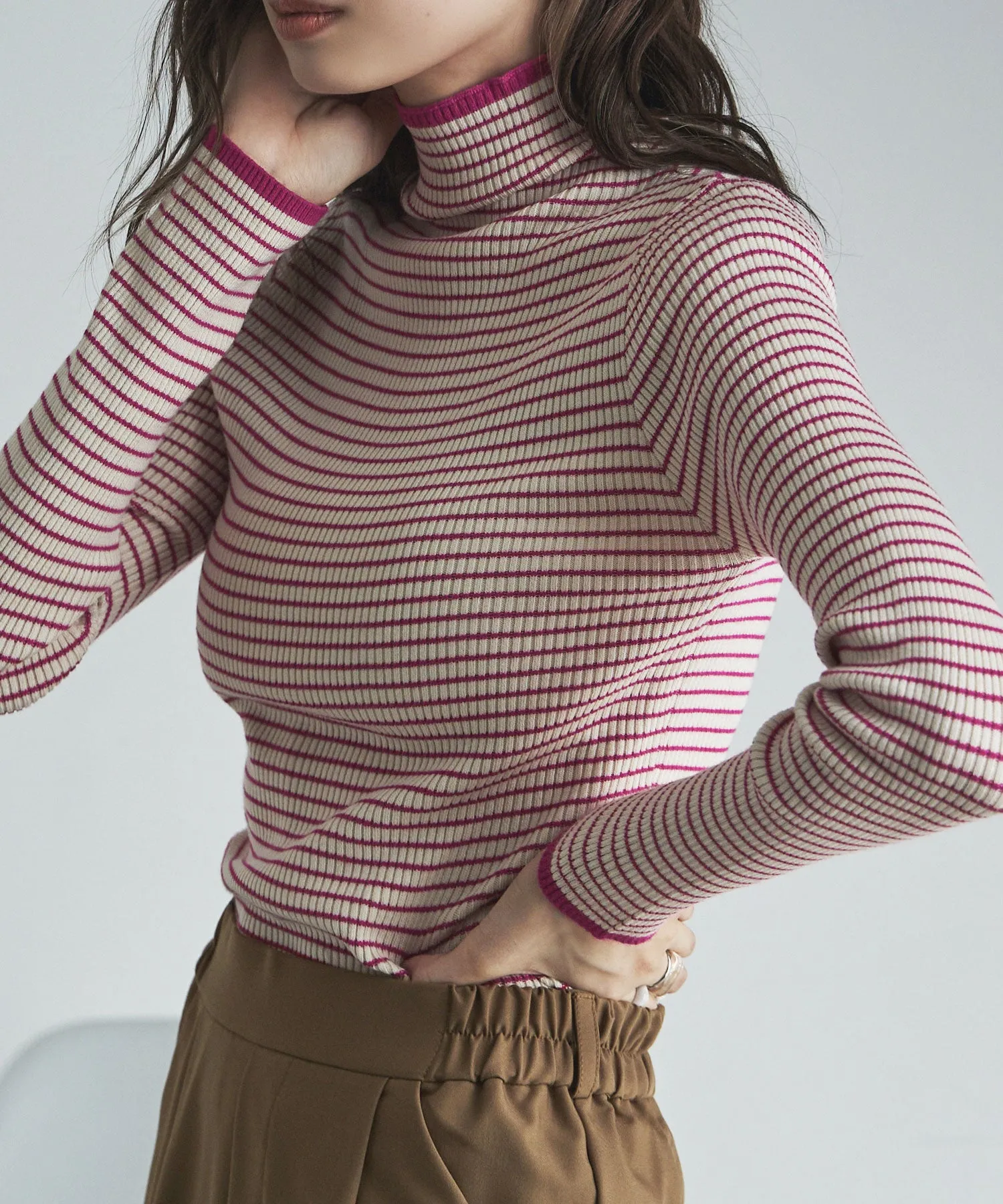 Piping color high neck knit