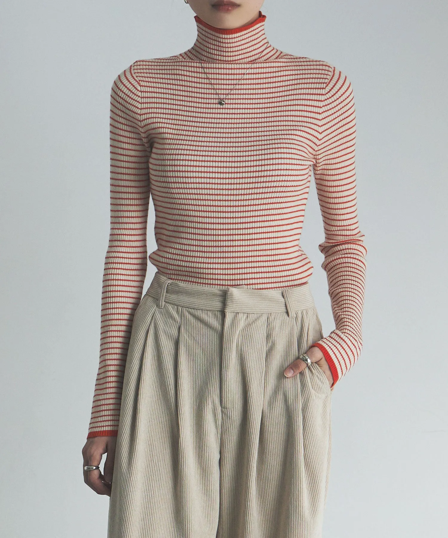 Piping color high neck knit