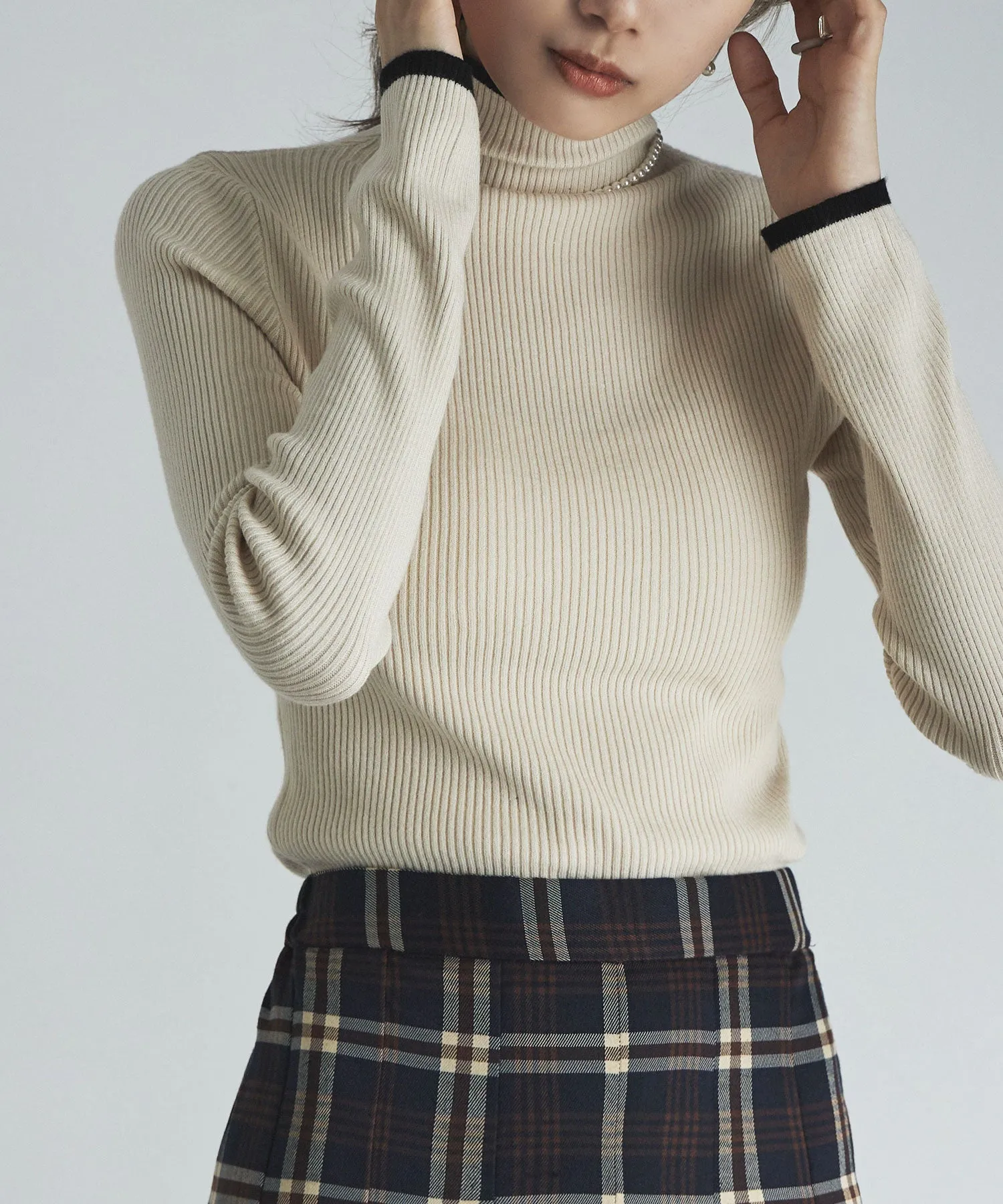 Piping color high neck knit