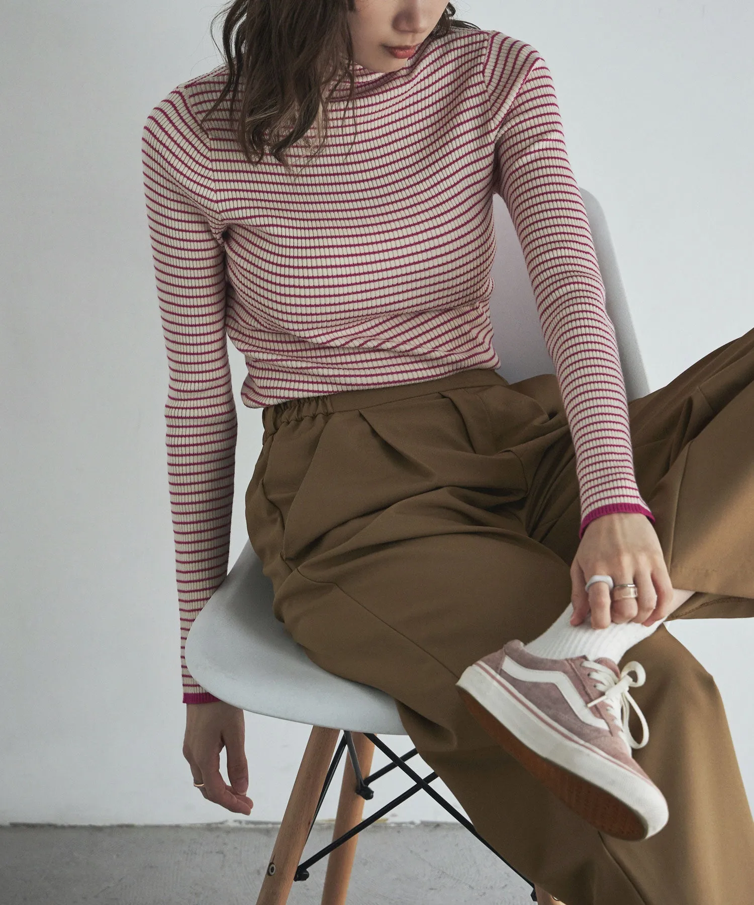 Piping color high neck knit