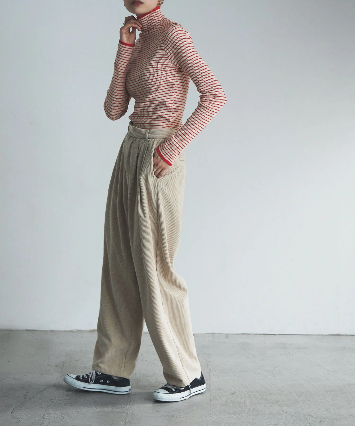 Piping color high neck knit