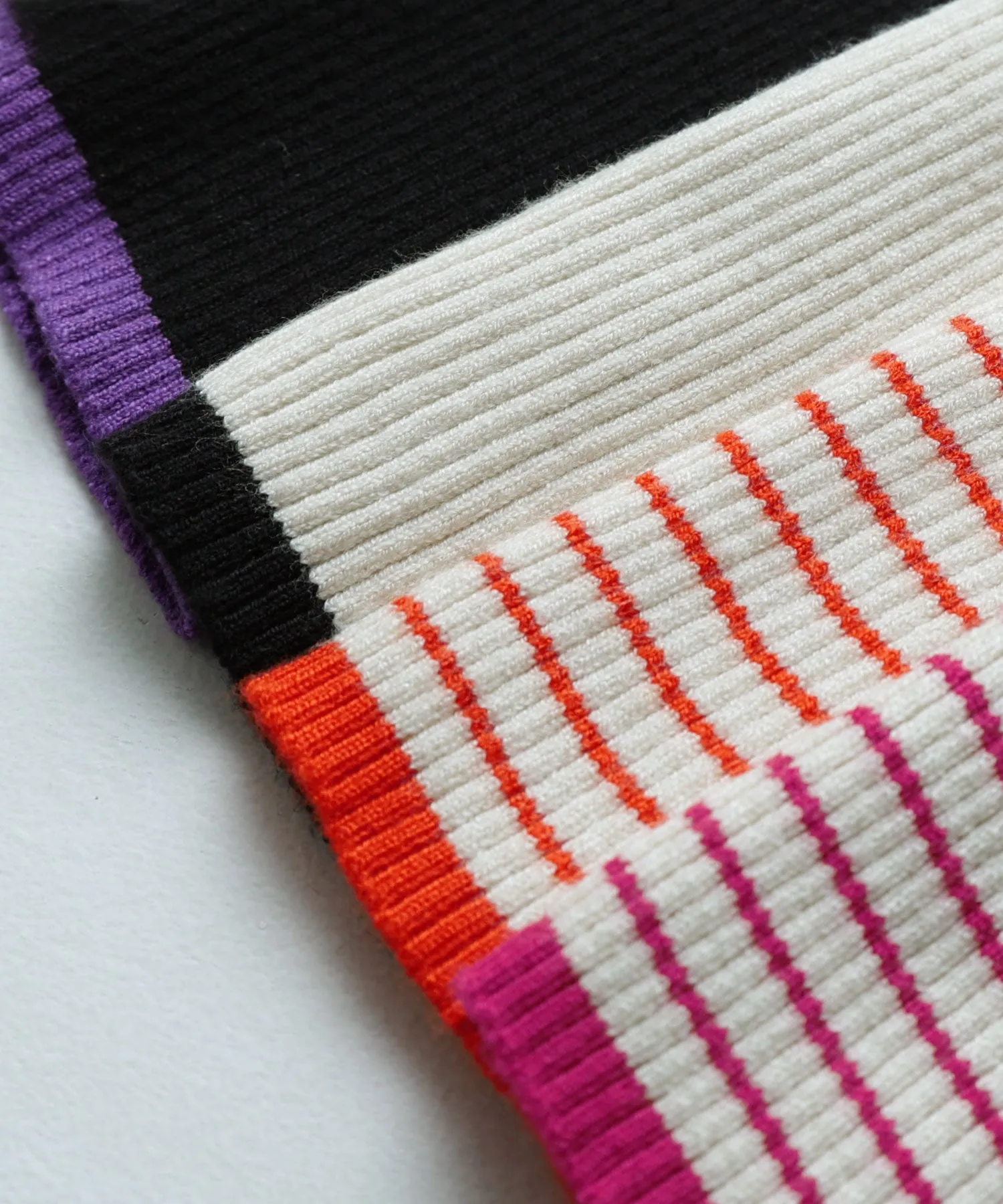 Piping color high neck knit