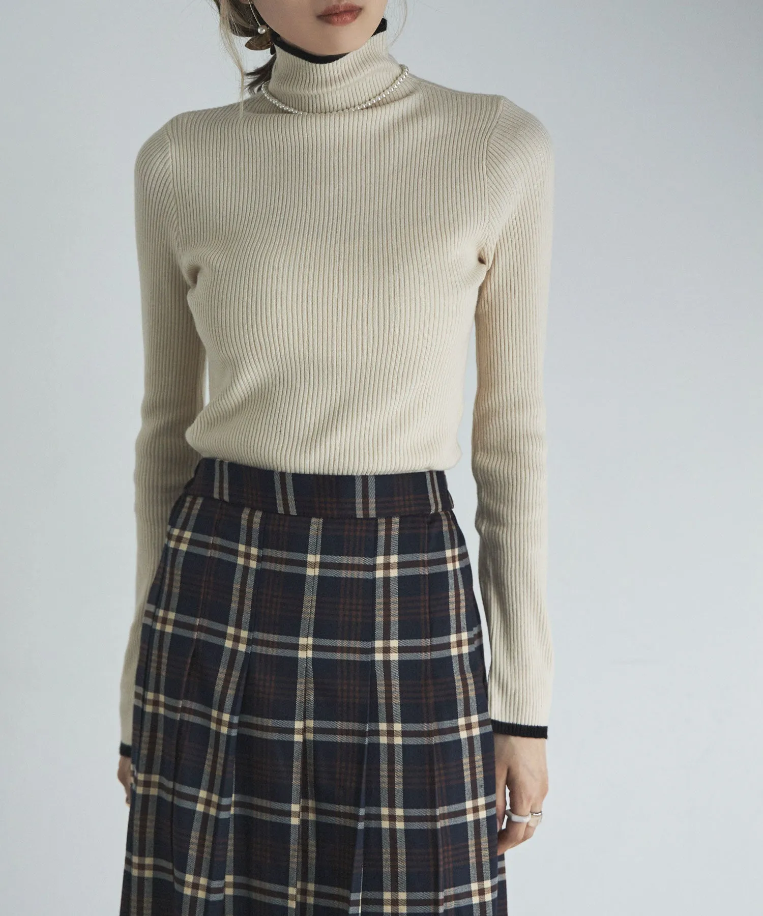 Piping color high neck knit