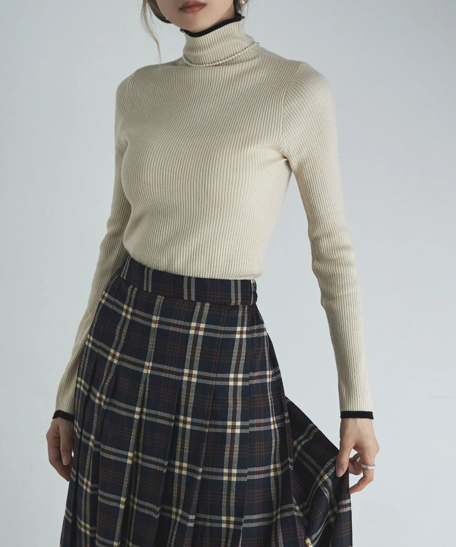 Piping color high neck knit