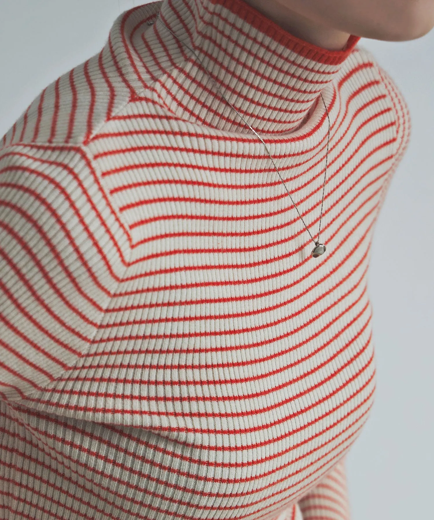Piping color high neck knit