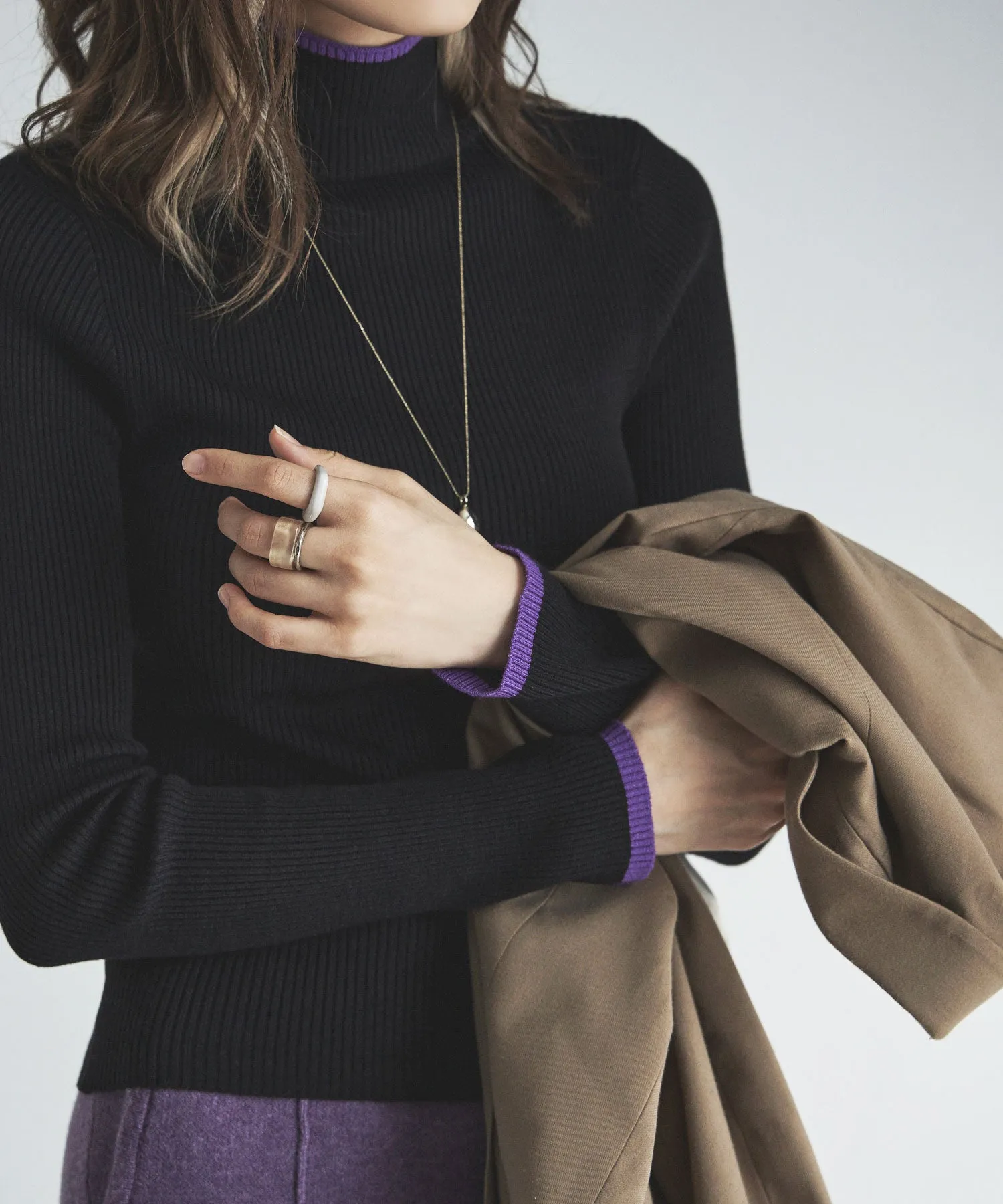 Piping color high neck knit