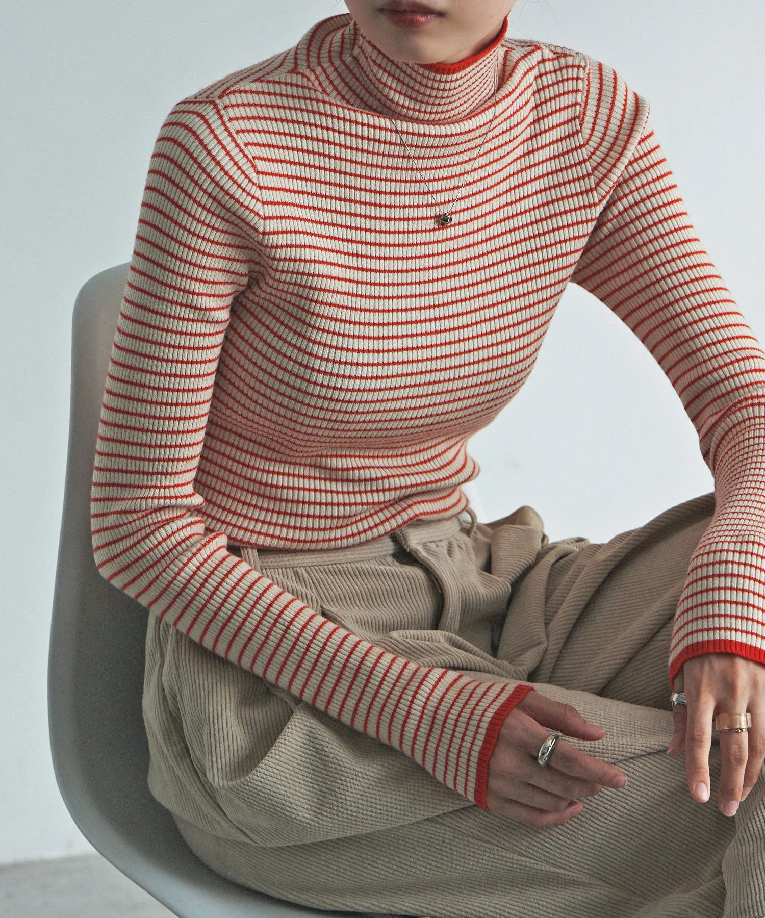 Piping color high neck knit