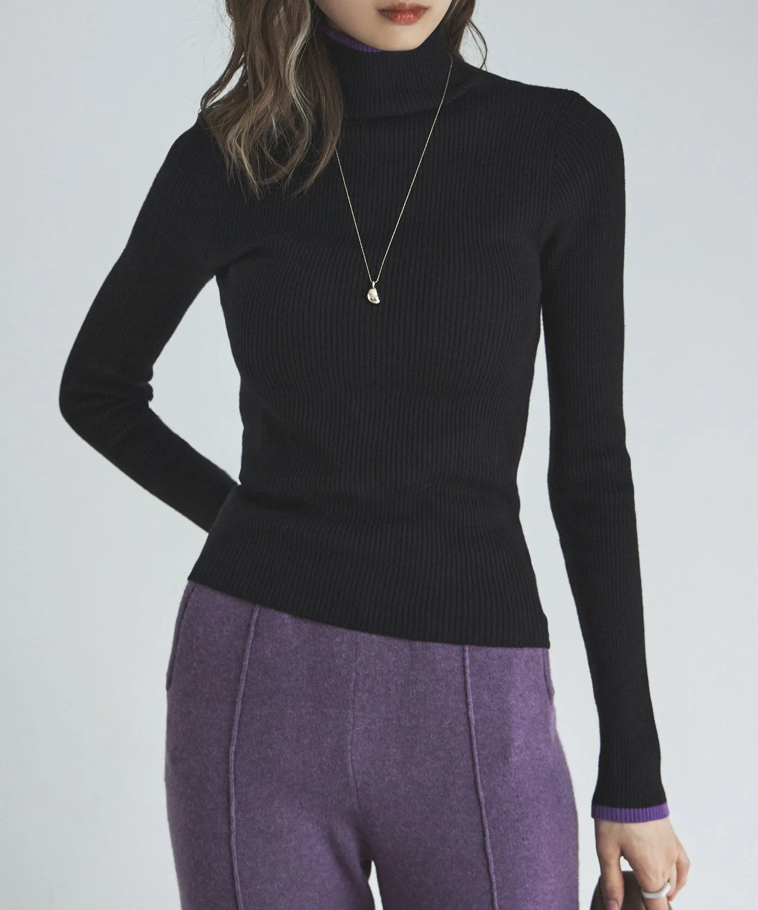 Piping color high neck knit