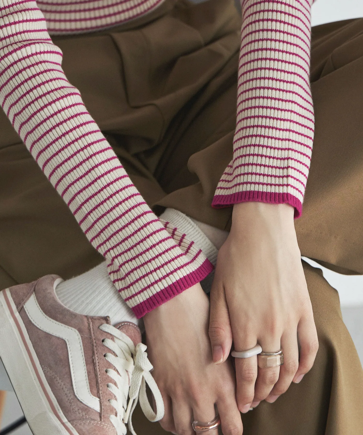 Piping color high neck knit