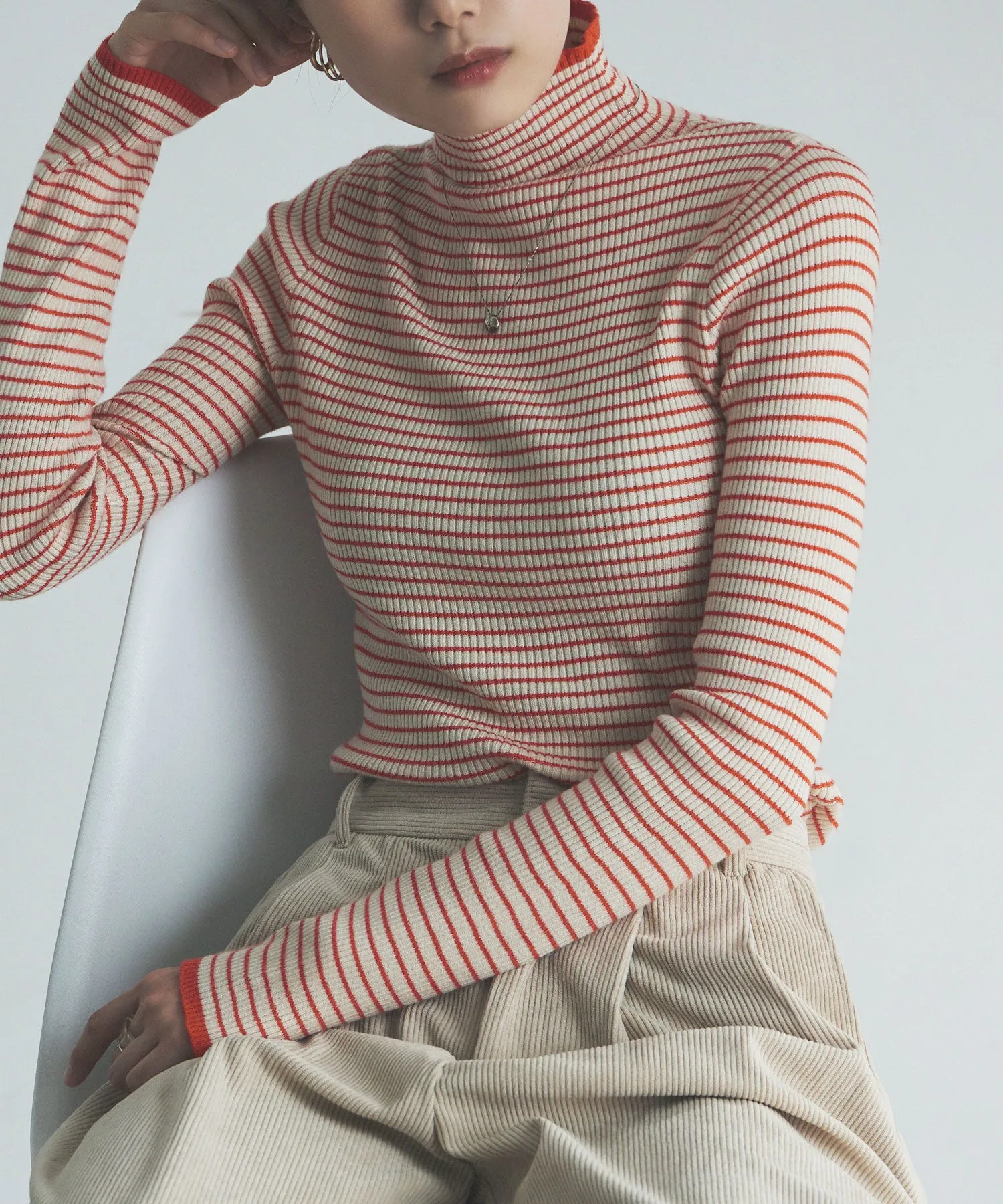 Piping color high neck knit