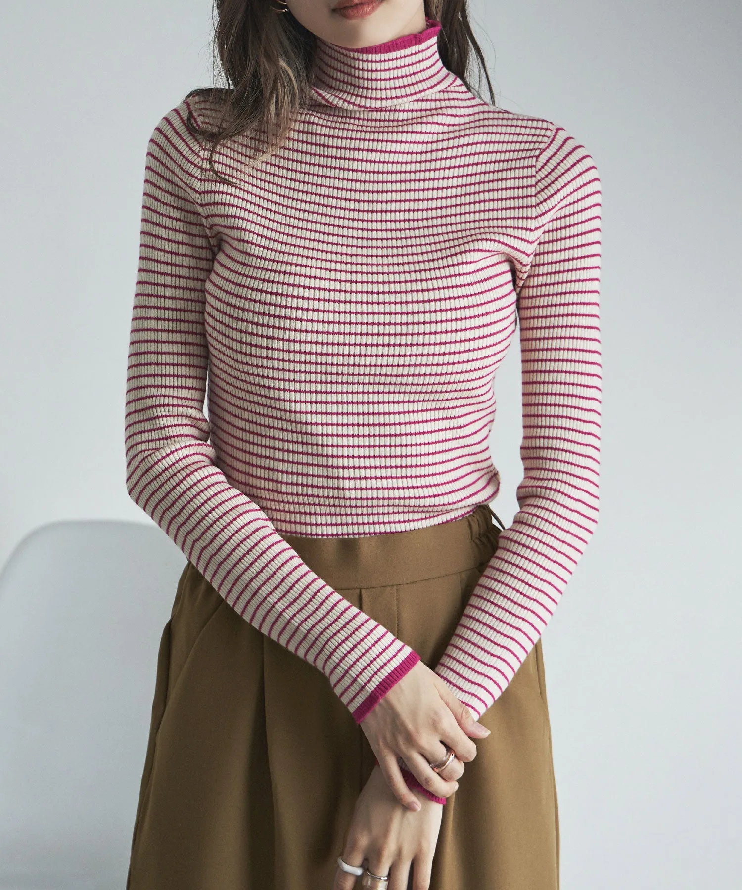 Piping color high neck knit