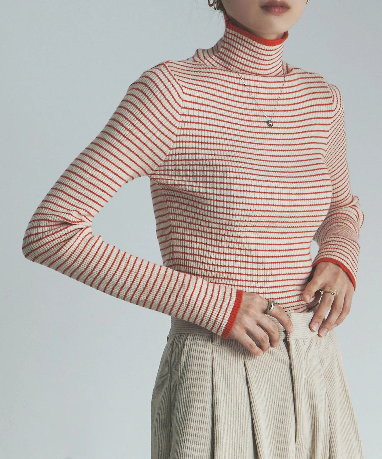 Piping color high neck knit